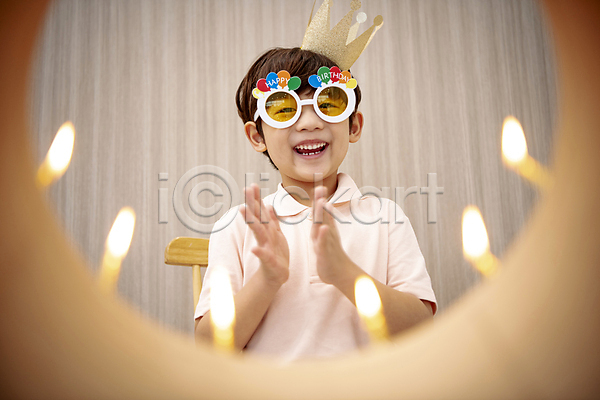 남자 소년 소년한명만 어린이 한국인 한명 JPG 소프트포커스 앞모습 포토 미소(표정) 박수 상반신 생일 생일초 생일케이크 생일파티 선글라스 실내 아들 앉기 어린이라이프 왕관 응시 파티용품