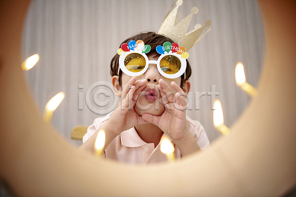 남자 소년 소년한명만 어린이 한국인 한명 JPG 소프트포커스 앞모습 포토 바람불기 상반신 생일 생일초 생일케이크 생일파티 선글라스 실내 아들 앉기 어린이라이프 왕관 촛불끄기 파티 파티용품