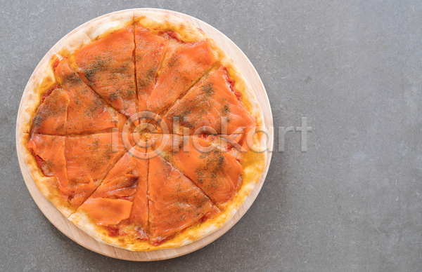 신선 사람없음 JPG 포토 해외이미지 검은색 굽기 맛 맛있는 모짜렐라치즈 목재 반죽 식당 식사 어류 연어 요리 음식 이탈리아 저녁식사 점심식사 조각 치즈 토마토 폐기물 피자 해산물 훈제 흰색