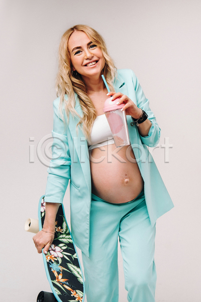 성인 성인여자한명만 여자 한명 JPG 앞모습 포토 해외이미지 들기 상반신 스케이트보드 실내 엄마 응시 임산부 임신 정장 텀블러 흰배경