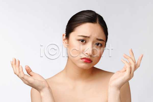 의문 동양인 성인 성인여자한명만 여자 한명 JPG 앞모습 포토 해외이미지 뷰티 상반신 손짓 실내 응시 찡그림 피부관리 흰배경