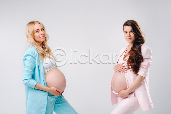 두명 성인 성인여자만 여자 JPG 옆모습 포토 해외이미지 감싸기 상반신 실내 엄마 응시 임산부 임신 정장 흰배경