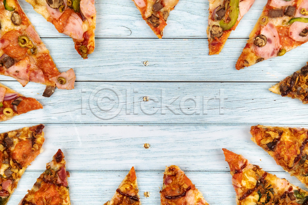 사람없음 JPG 포토 하이앵글 해외이미지 나무배경 실내 콤비네이션피자 패스트푸드 프레임 피자 피자조각