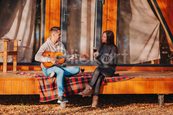 남자 두명 성인 성인만 여자 JPG 포토 해외이미지 가을(계절) 가을풍경 기타 데크 들기 미소(표정) 소풍 숲 아내 앉기 야외 와인 와인잔 캠핑 커플