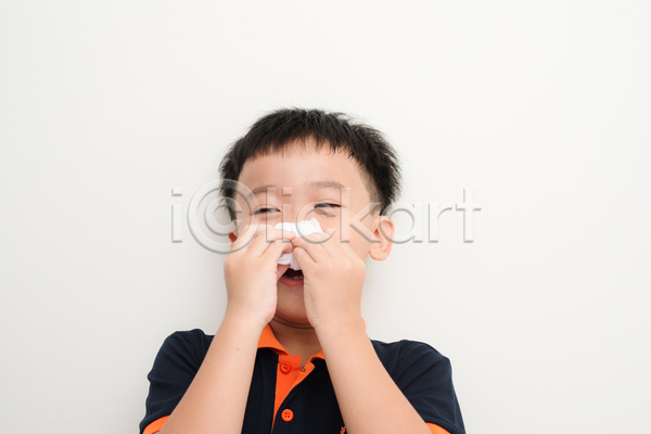 남자 동양인 소년 소년한명만 어린이 한명 JPG 앞모습 포토 해외이미지 가림 감기(질병) 건강 들기 백그라운드 상반신 알레르기 인플루엔자 질병 코 화장지 흰배경