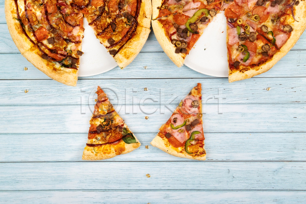 사람없음 JPG 포토 하이앵글 해외이미지 나무배경 실내 접시 콤비네이션피자 패스트푸드 피자 피자조각