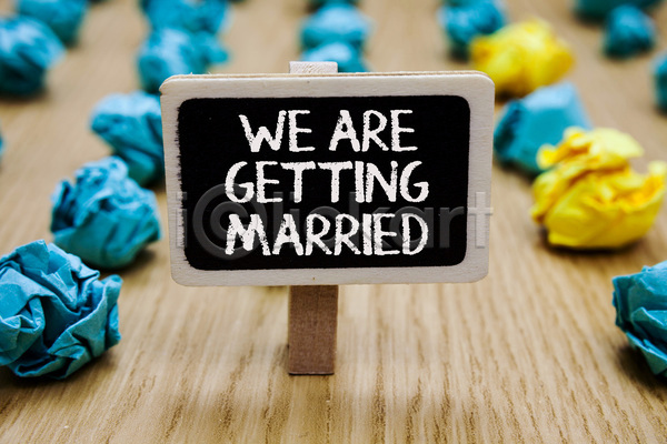 사람없음 JPG 아웃포커스 포토 해외이미지 결혼 나무배경 실내 영어 종이뭉치 표지판