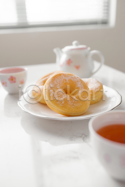달콤 사람없음 JPG 아웃포커스 포토 해외이미지 도넛 실내 접시 차(음료) 찻잔 찻주전자 창문 탁자 흰배경