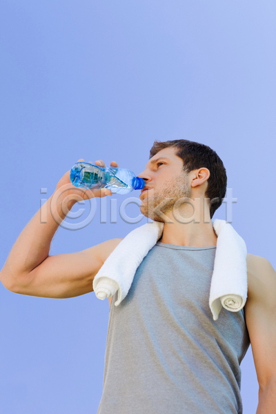 시원함 남자 성인 성인남자한명만 한명 JPG 앞모습 포토 해외이미지 갈증해소 들기 마시기 물 물병 상반신 수건 운동복 파란색