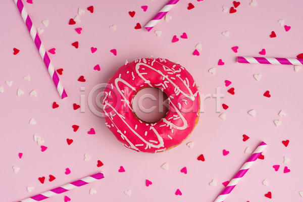 사람없음 JPG 포토 하이앵글 해외이미지 도넛 분홍색배경 빨대 실내 하트