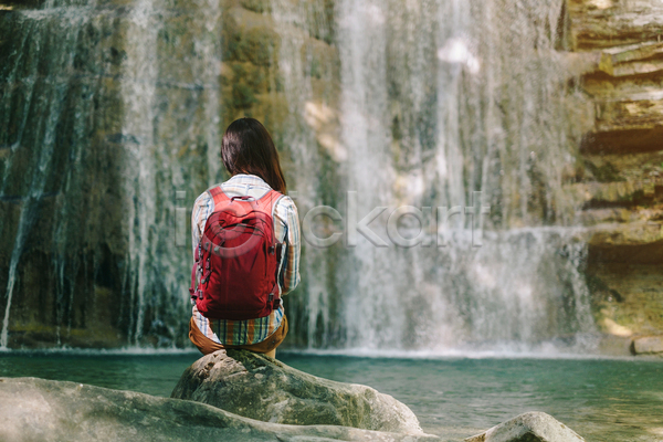 휴식 사람 성인 여자 한명 JPG 포토 해외이미지 1 모험가 물 바위 백패커 석호 앉기 야외 여름(계절) 여행 여행객 자연 트래킹 폭포 하이커 하이킹