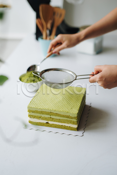 신체부위 JPG 아웃포커스 포토 해외이미지 녹차 녹차가루 녹차맛 들기 손 실내 요리 제빵 채망 케이크 탁자