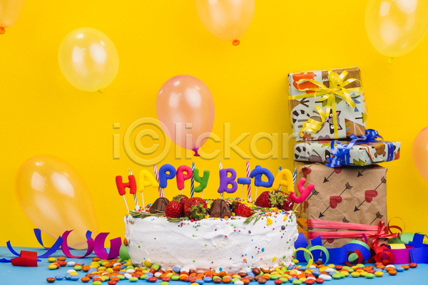 즐거움 축하 사람없음 JPG 포토 해외이미지 노란배경 리본 생일 생일축하 생일케이크 선물상자 실내 쌓기 장식 초 케이크 파티 풍선