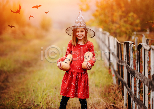 소녀(어린이) 소녀한명만 어린이 여자 한명 JPG 앞모습 포토 해외이미지 가을(계절) 나무울타리 들기 마녀모자 미소(표정) 박쥐 상반신 할로윈 호박
