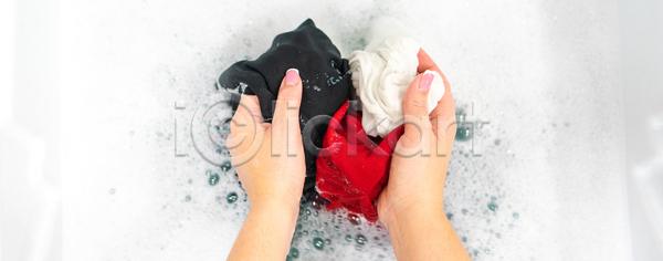 순수 사람 사람없음 여자 JPG 포토 해외이미지 가사 가정 거품 검은색 닫기 대야 라이프스타일 면 물 백그라운드 비누 빨간색 빨래 서비스 세제 세탁기 셔츠 손 싱크대 액체 얼룩 업무 옷 잡기 점 정상 젖음 주택 통 파노라마 파란색 해외포토 흰색