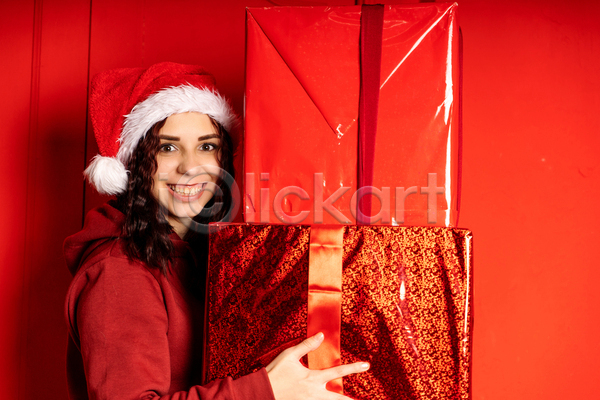 축하 행복 여자 청소년 한명 JPG 포토 해외이미지 갈색머리 감정 긍정 놀람 벽 빨간색 산타모자 산타클로스 상자 새해 서기 선물 실내 잡기 컨셉 크리스마스 큼 포장 표정 휴가