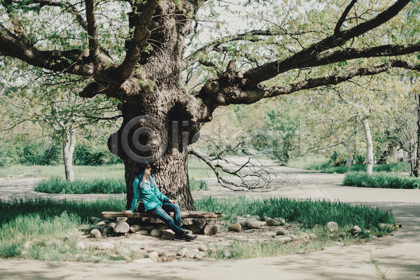 휴식 백인 사람 성인 여자 한명 JPG 포토 해외이미지 1 공원 나무 라이프스타일 목재 벤치 봄 스타일 앉기 야외 여름(계절) 유행 자연