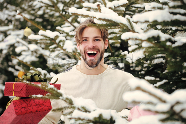 축하 행복 백인 한명 JPG 포토 해외이미지 감정 겨울 눈내림 목재 산타클로스 새해 선물 수염 숲 인사 짐싸기 컨셉 크리스마스 팩 환경