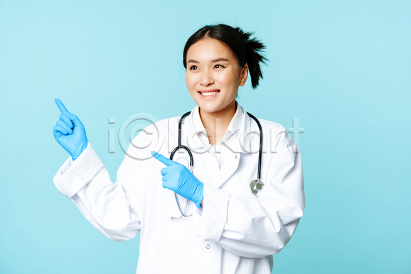동양인 성인 성인여자한명만 여자 한명 JPG 앞모습 포토 해외이미지 가리킴 상반신 실내 웃음 응시 의료진 의사 청진기 파란배경