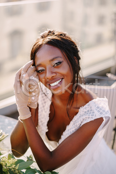 성인 성인여자한명만 여자 한명 흑인 JPG 앞모습 포토 해외이미지 결혼식 미소(표정) 상반신 손짓 신부(웨딩) 야외 웨딩드레스 웨딩촬영