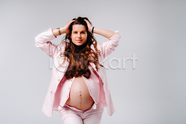 성인 성인여자한명만 여자 한명 JPG 앞모습 포토 해외이미지 상반신 손들기 실내 엄마 임산부 임신 정장 포즈 흰배경