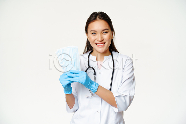 성인 성인여자한명만 여자 한명 JPG 앞모습 포토 해외이미지 들기 마스크 상반신 의료진 의사 청진기 흰배경