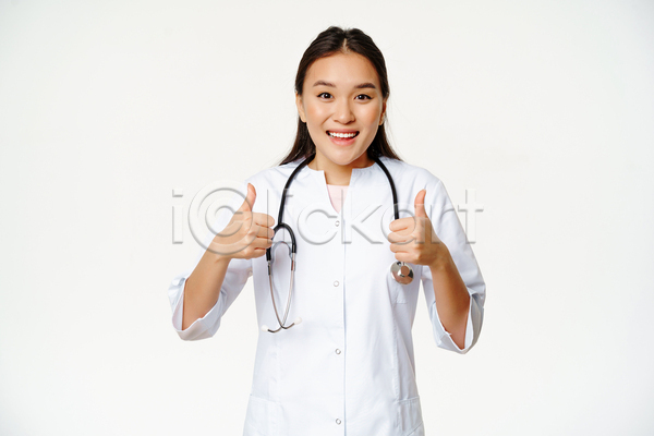 성인 성인여자한명만 여자 한명 JPG 앞모습 포토 해외이미지 따봉 상반신 의료진 의사 청진기 흰배경