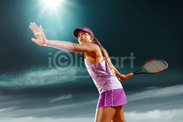 성인 성인여자한명만 여자 한명 JPG 옆모습 포토 해외이미지 구름(자연) 들기 상반신 손뻗기 썬캡 야간 야외 응시 테니스 테니스라켓 테니스복