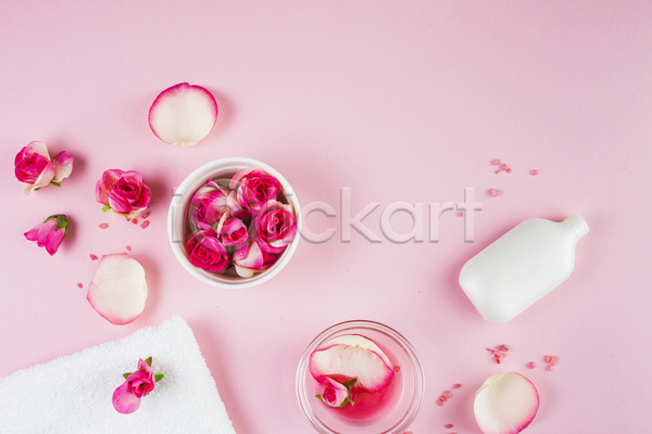 사람없음 JPG 포토 하이앵글 해외이미지 그릇 꽃잎 담기 분홍색배경 수건 실내 장미 화장품