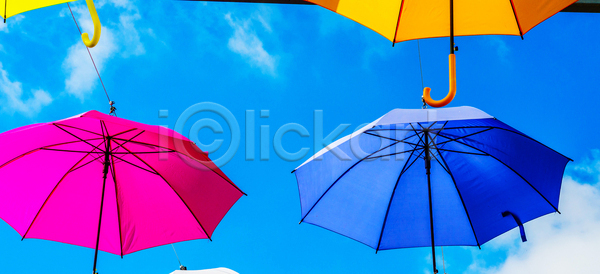 기쁨 보호 숨김 축하 사람없음 JPG 포토 해외이미지 강렬 거리 건물 계절 긍정 기념 기적 날씨 도시 디자인 많음 매달리기 머리위 무지개 미술 방수 백그라운드 손잡이 스타일 스페인 야외 양산 오브젝트 오픈 우산 장식 줄서기 추상 컬러풀 파란색 팔레트 패턴 하늘 해외포토 휴가