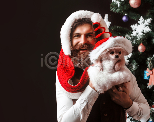 축하 행복 남자 백인 사람 한명 JPG 포토 해외이미지 12월 감정 강아지 개 겨울 반려동물 산타클로스 새해 선물 수염 얼굴 인사 축제 콧수염 크리스마스 휴가 힙스터