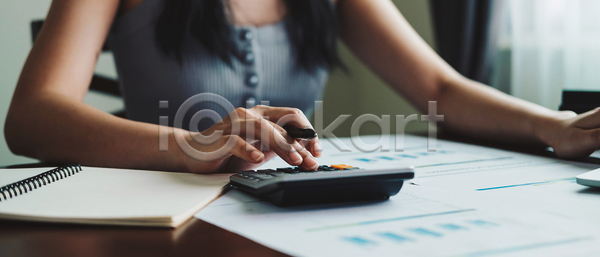 분석 성공 투자 사람 사람없음 여자 JPG 포토 해외이미지 경영자 경제 계산 계산기 계산서 계좌 그래프 금융 노트북 돈 문서 보고서 비용 비즈니스 비즈니스우먼 사무실 세금 수입 업무 예산 작업 종이 주택 직업 직장 책상 컴퓨터 펜 해외포토 회계 회계사