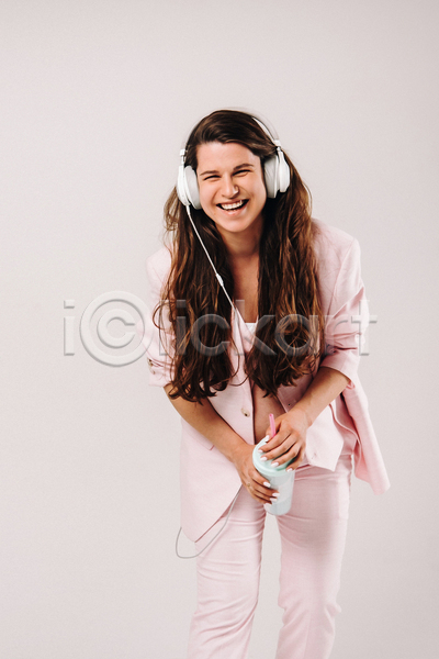 즐거움 성인 성인여자한명만 여자 한명 JPG 포토 해외이미지 들기 상반신 실내 엄마 웃음 임산부 임신 정장 텀블러 헤드셋 흰배경