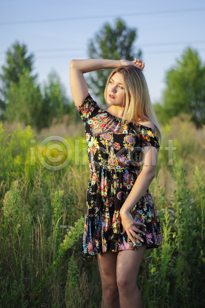 기쁨 자유 행복 휴식 백인 성인 여자 청소년 한명 JPG 포토 해외이미지 감정 건강 금발 긴머리 꽃 꽃무늬 내추럴 농경지 드레스 모델 미소(표정) 밭 뷰티 시골 야외 여름(계절) 유행 자연 카피스페이스 프로방스 허브 히피