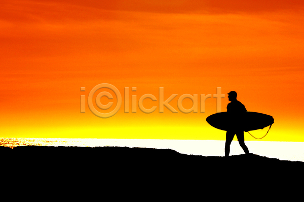 남자 성인 성인남자한명만 한명 JPG 실루엣 옆모습 포토 해외이미지 걷기 노을 들기 바다 서핑 서핑보드 야외 전신 주간
