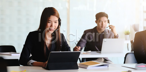 도움 행복 백인 사람 세명 여자 JPG 포토 해외이미지 고객 그룹 노동자 대리인 대화 동료 마이크 말하기 미소 부름 비즈니스 비즈니스우먼 사무실 서비스 안내원 업무 운영자 작업 전화기 중개인 지원 직업 직원 직장 책상 컴퓨터 텔레마케팅 통신 해외포토 헤드폰 헬프