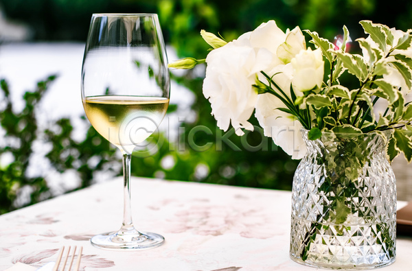 사람없음 JPG 아웃포커스 포토 해외이미지 꽃병 야외 와인 와인잔 장미 주간 탁자 한잔 화이트와인