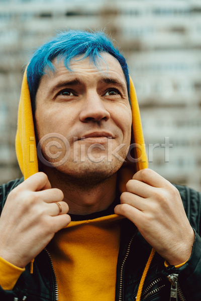 산책 남자 청소년 한명 JPG 소프트포커스 포토 해외이미지 개성 건물 날씨 노란색 닫기 도시 라이프스타일 모델 봄 성격 세로 숨기 야외 응시 주간 주름 지역 취미 캐주얼 파란색 포즈 헤어스타일