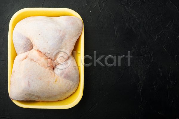 신선 사람없음 JPG 포토 하이앵글 해외이미지 검은배경 그릇 날것 닭고기 닭다리 실내 카피스페이스