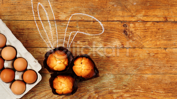 사람없음 JPG 포토 해외이미지 계란 계란판 그림 나무배경 머핀 부활절 실내 카피스페이스 토끼머리띠 토끼모양