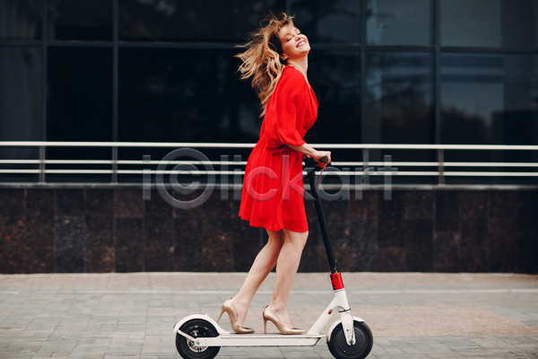 청춘(젊음) 행복 사람 성인 여자 한명 JPG 포토 해외이미지 건강 교통시설 도시 드레스 라이프스타일 미소(표정) 바퀴 비즈니스우먼 빨간색 속도 스쿠터 승차 신발 싱글 야외 자전거 통근 흰색