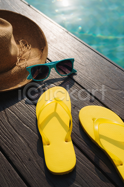 사람없음 JPG 포토 해외이미지 리본 밀짚모자 선글라스 야외 여행 쪼리 풀장 햇빛