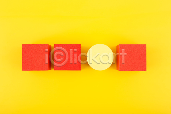 특별함 사람없음 JPG 포토 해외이미지 개성 노란배경 노란색 목업 빨간색 스튜디오촬영 실내 오브젝트 원형 일렬 입체도형 정사각형 컨셉