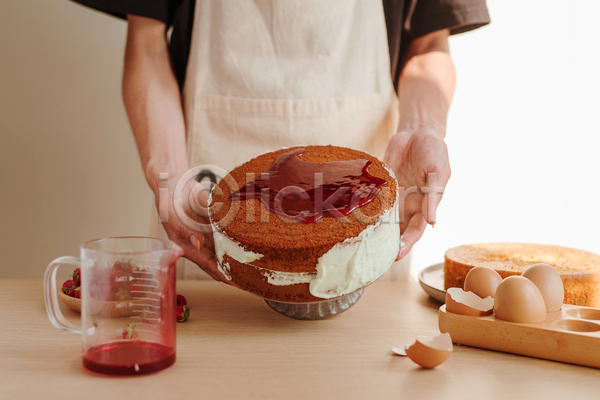 남자 성인 성인남자한명만 한명 JPG 앞모습 포토 해외이미지 계란 계란껍데기 과일잼 들기 보여주기 산딸기 상반신 실내 요리 제빵 케이크