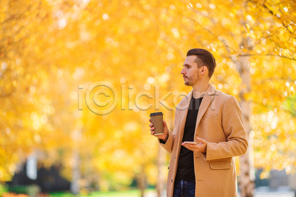 남자 성인 성인남자한명만 한명 JPG 포토 해외이미지 가을(계절) 가을풍경 공원 미소(표정) 숲 야외 응시 잡기