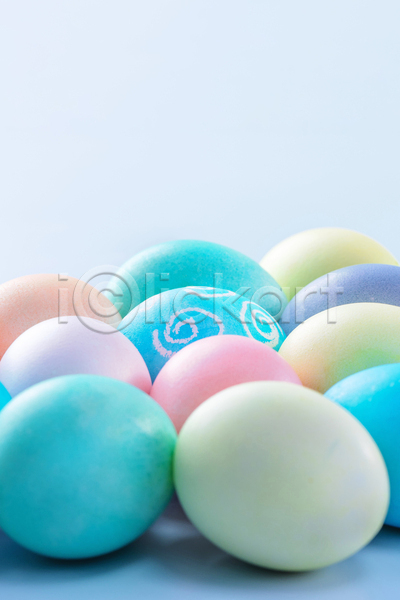 사람없음 JPG 포토 해외이미지 계란 부활절 부활절계란 실내 알록달록 파란배경