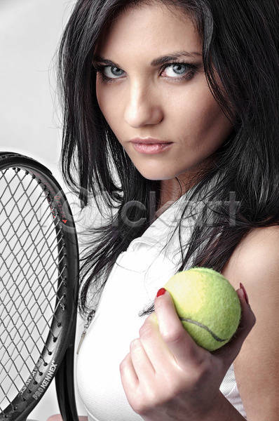 성인 성인여자한명만 여자 한명 JPG 옆모습 포토 해외이미지 들기 상반신 실내 응시 테니스라켓 테니스복 흰배경