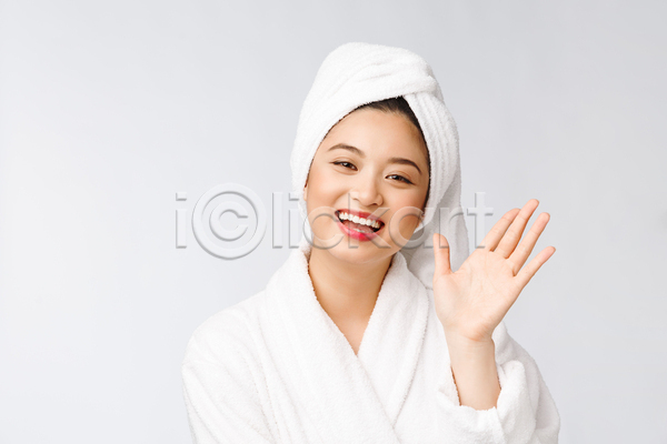동양인 성인 성인여자한명만 여자 한명 JPG 앞모습 포토 해외이미지 목욕가운 뷰티 상반신 손인사 실내 응시 피부관리 흰배경