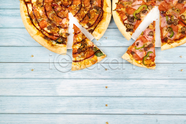 사람없음 JPG 포토 하이앵글 해외이미지 나무배경 베이컨 실내 올리브 접시 카피스페이스 콤비네이션피자 파프리카 패스트푸드 페퍼로니 피자