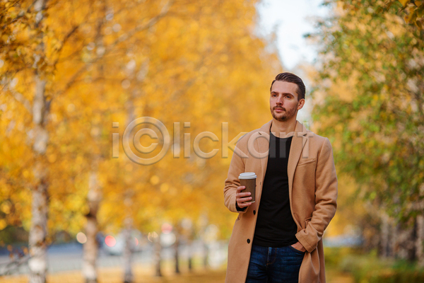 남자 성인 성인남자한명만 한명 JPG 포토 해외이미지 가을(계절) 가을풍경 공원 미소(표정) 숲 야외 응시 잡기